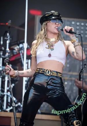 Miley Cyrus / MileyCyrus nude photo #4330