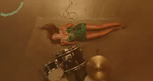 Miley Cyrus / MileyCyrus nude photo #4412