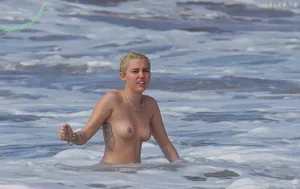 Miley Cyrus / MileyCyrus nude photo #4479