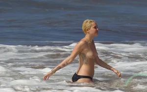 Miley Cyrus / MileyCyrus nude photo #4493