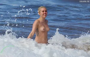 Miley Cyrus / MileyCyrus nude photo #4507