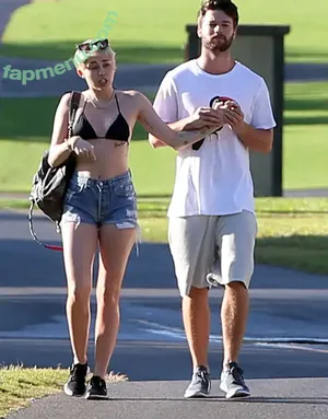 Miley Cyrus / MileyCyrus nude photo #4524