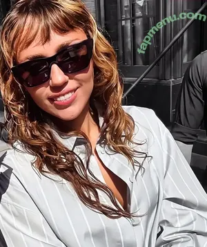 Miley Cyrus / MileyCyrus nude photo #4718