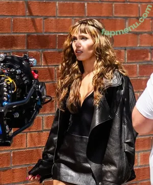 Miley Cyrus / MileyCyrus nude photo #4735