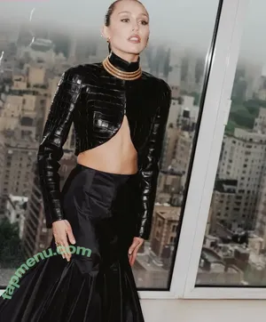 Miley Cyrus / MileyCyrus nude photo #4826