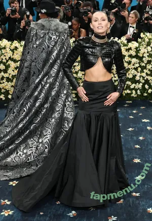 Miley Cyrus / MileyCyrus nude photo #4844