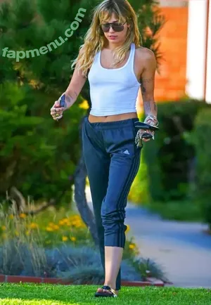 Miley Cyrus / MileyCyrus nude photo #4926