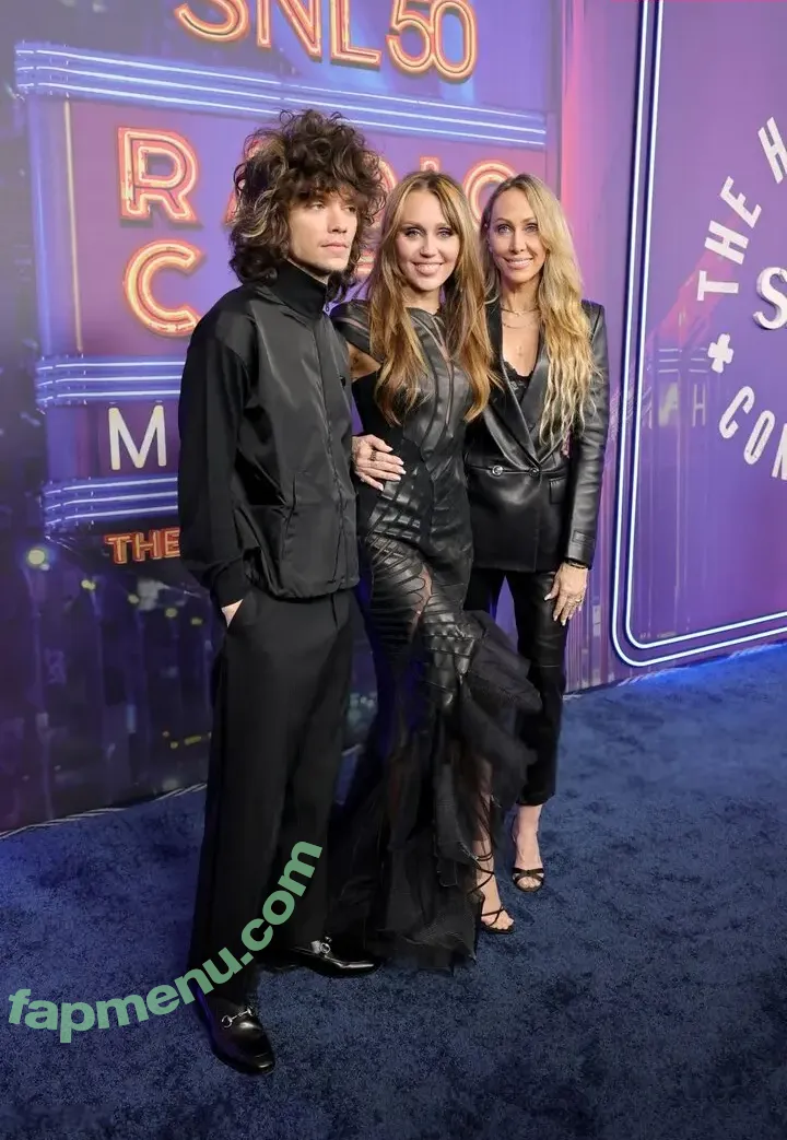 Miley Cyrus nude photo #4017 (MileyCyrus)