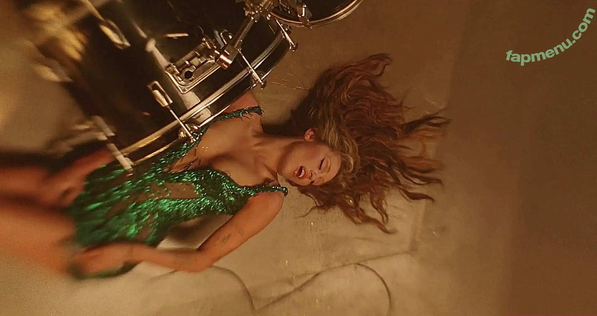 Miley Cyrus nude photo #4393 (MileyCyrus)