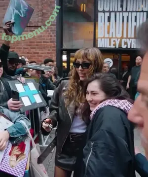 Miley Cyrus / MileyCyrus nude photo #5026