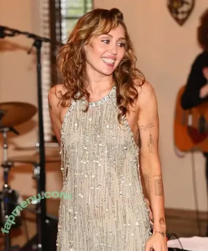 Miley Cyrus / MileyCyrus nude photo #5035