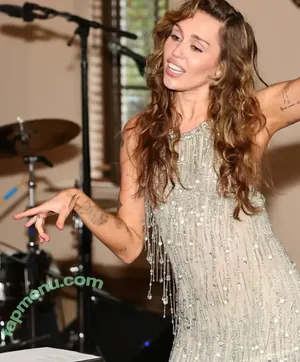Miley Cyrus / MileyCyrus nude photo #5041