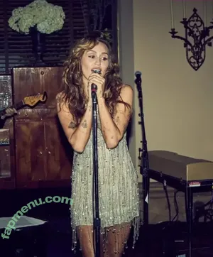 Miley Cyrus / MileyCyrus nude photo #5049