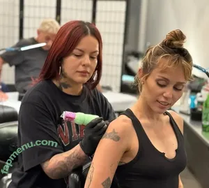 Miley Cyrus / MileyCyrus nude photo #5109