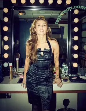 Miley Cyrus / MileyCyrus nude photo #5146