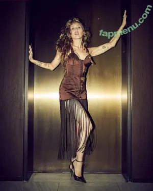 Miley Cyrus / MileyCyrus nude photo #5256