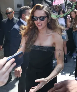 Miley Cyrus / MileyCyrus nude photo #5450