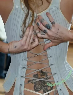 Miley Cyrus / MileyCyrus nude photo #5627