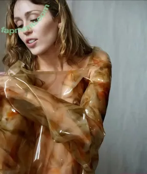 Miley Cyrus / MileyCyrus nude photo #5655