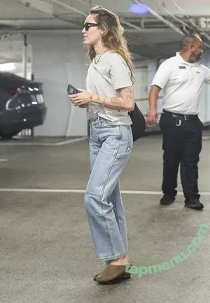 Miley Cyrus / MileyCyrus nude photo #5670