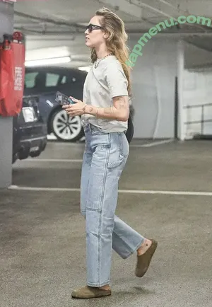 Miley Cyrus / MileyCyrus nude photo #5673