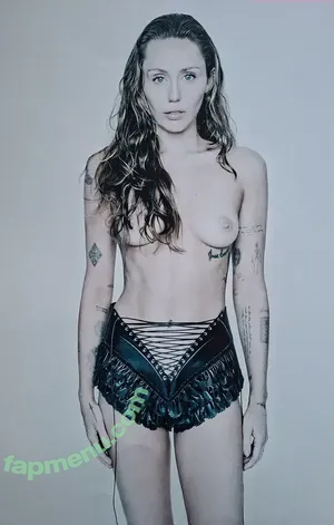 Miley Cyrus / MileyCyrus nude photo #5698