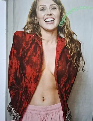 Miley Cyrus / MileyCyrus nude photo #5750