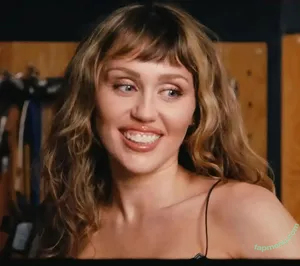 Miley Cyrus / MileyCyrus nude photo #5827