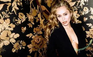 Miley Cyrus / MileyCyrus nude photo #5876