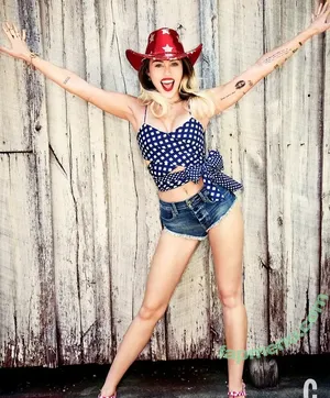 Miley Cyrus / MileyCyrus nude photo #5906