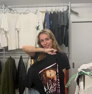 Miley Cyrus / MileyCyrus nude photo #5910