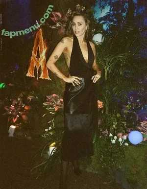 Miley Cyrus / MileyCyrus nude photo #5951