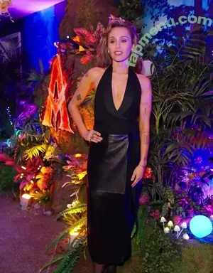 Miley Cyrus / MileyCyrus nude photo #5960