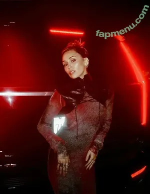 Miley Cyrus / MileyCyrus nude photo #5978