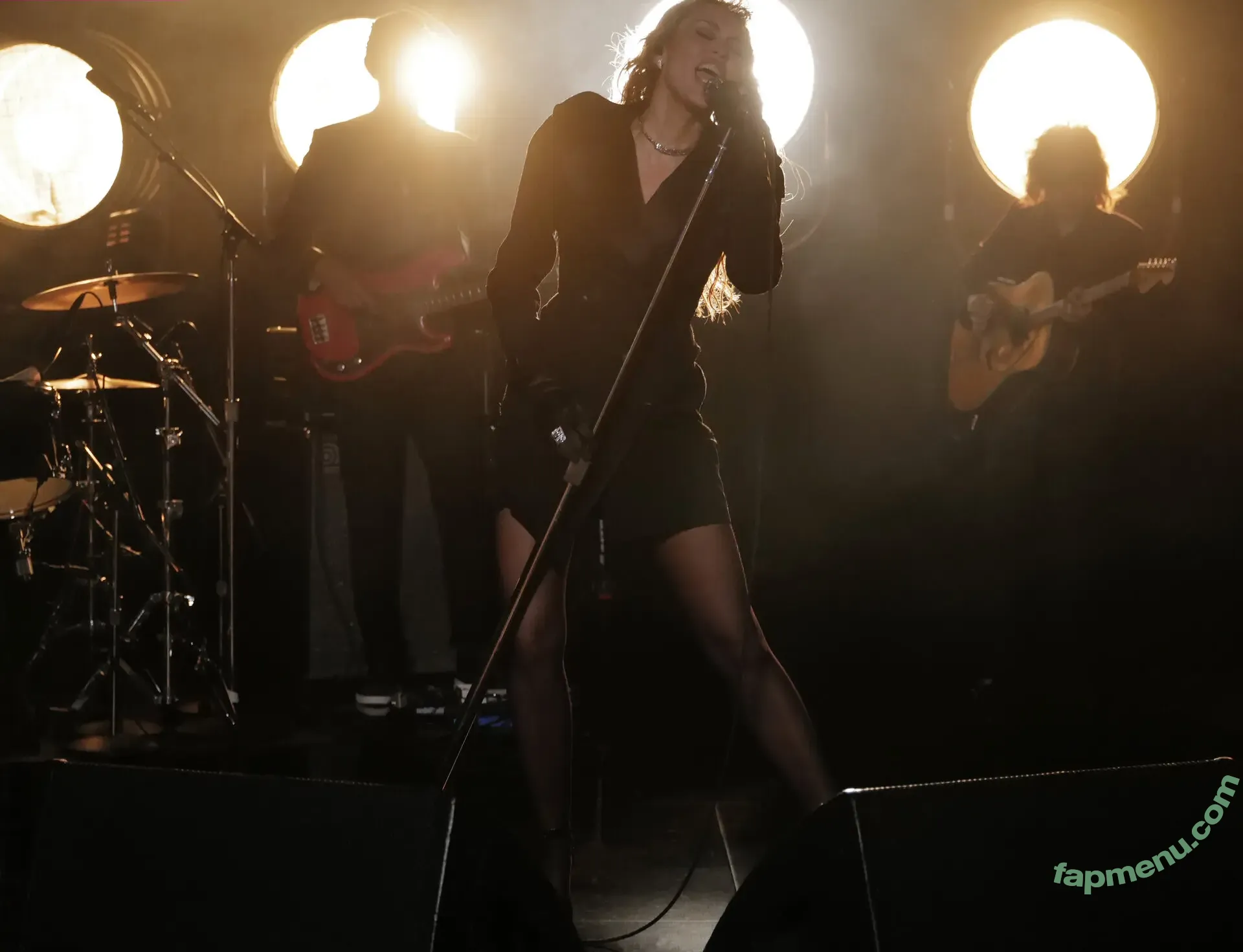 Miley Cyrus nude photo #5003 (MileyCyrus)