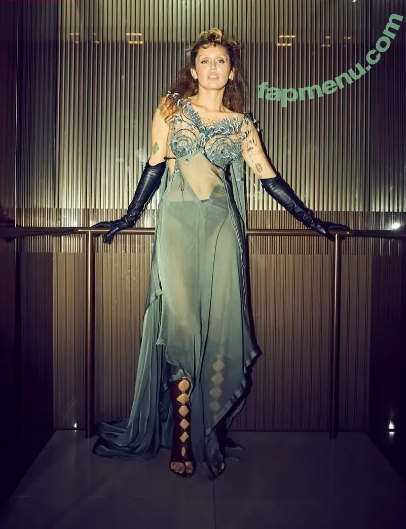 Miley Cyrus nude photo #5489 (MileyCyrus)
