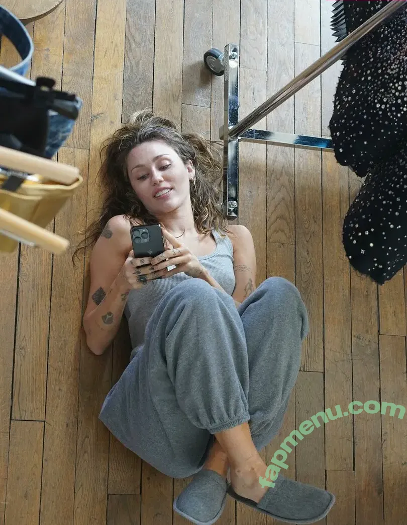 Miley Cyrus nude photo #5618 (MileyCyrus)