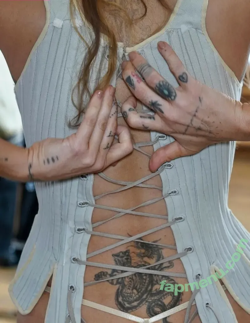 Miley Cyrus nude photo #5627 (MileyCyrus)