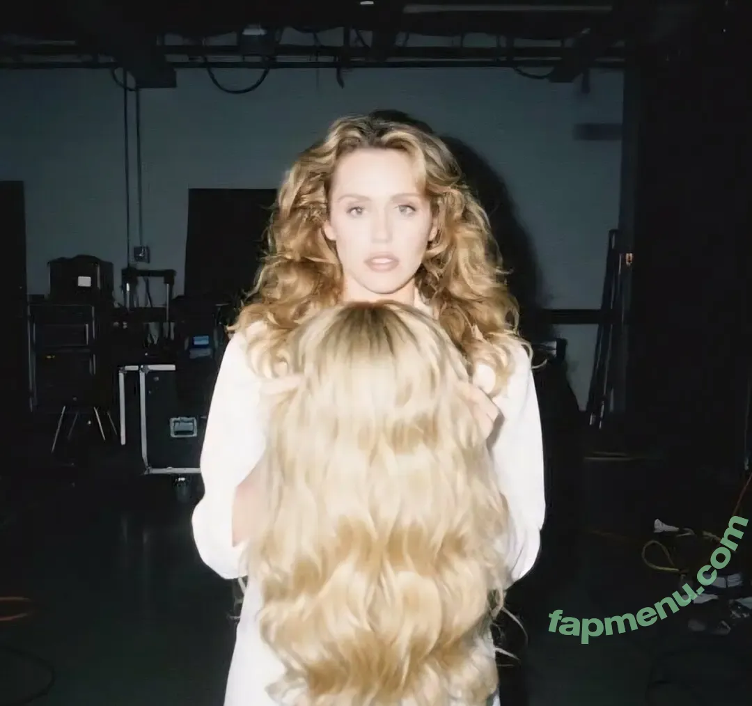 Miley Cyrus nude photo #5774 (MileyCyrus)