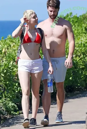 Miley Cyrus / MileyCyrus nude photo #6000