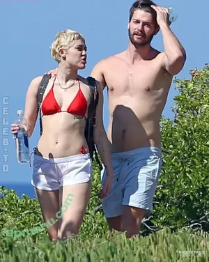 Miley Cyrus / MileyCyrus nude photo #6003