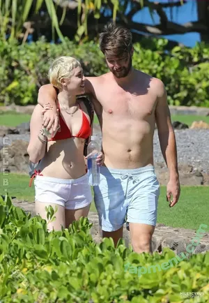 Miley Cyrus / MileyCyrus nude photo #6011