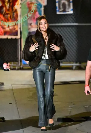 Miley Cyrus / MileyCyrus nude photo #6049