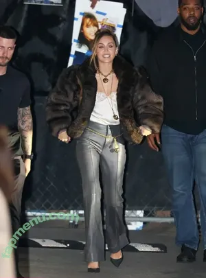 Miley Cyrus / MileyCyrus nude photo #6052