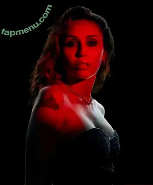 Miley Cyrus / MileyCyrus nude photo #6065