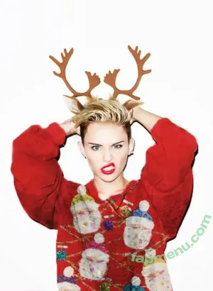 Miley Cyrus / MileyCyrus nude photo #6085