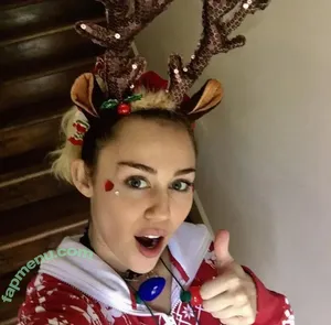 Miley Cyrus / MileyCyrus nude photo #6098