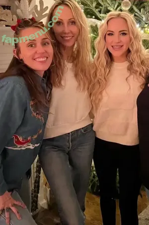 Miley Cyrus / MileyCyrus nude photo #6105