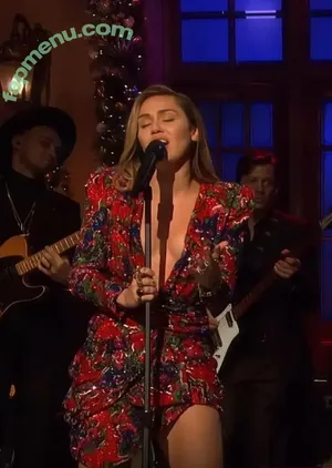 Miley Cyrus / MileyCyrus nude photo #6108