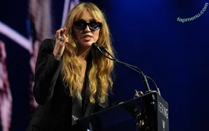 Miley Cyrus / MileyCyrus nude photo #6123